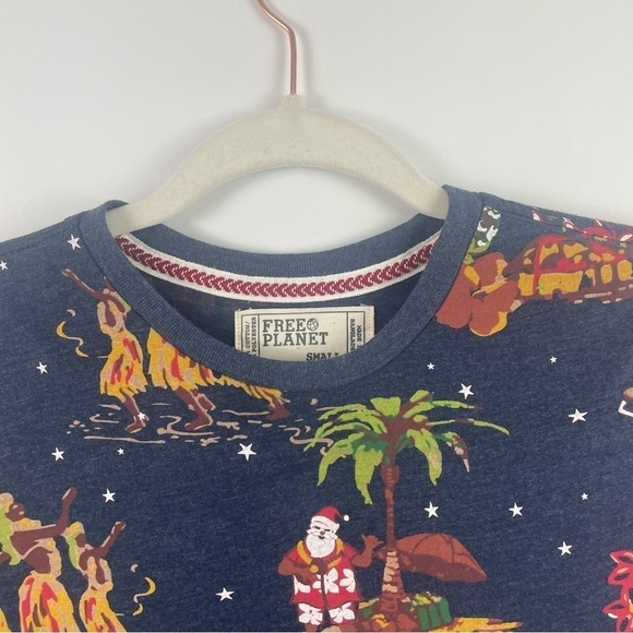 Free Planet NWOT Men's Short Sleeve Christmas T-Shirt Hawaiian Hula Santa Small - Picture 2 of 11